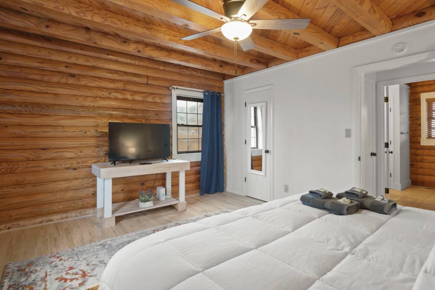 Renovated 5BR/3BA Cabin w/ Rec Room