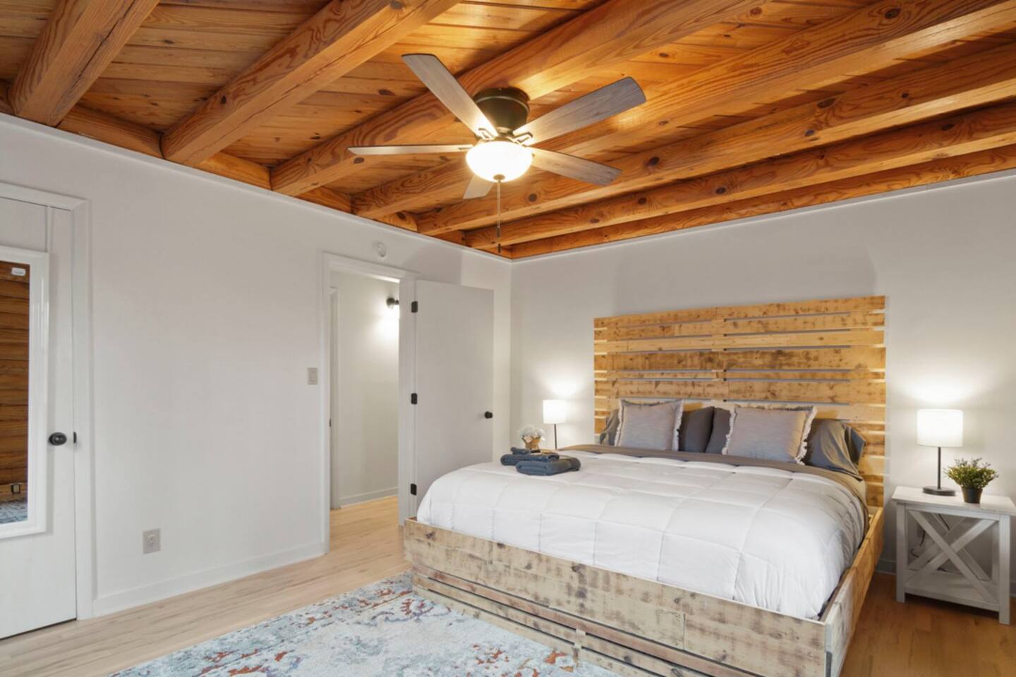Renovated 5BR/3BA Cabin w/ Rec Room