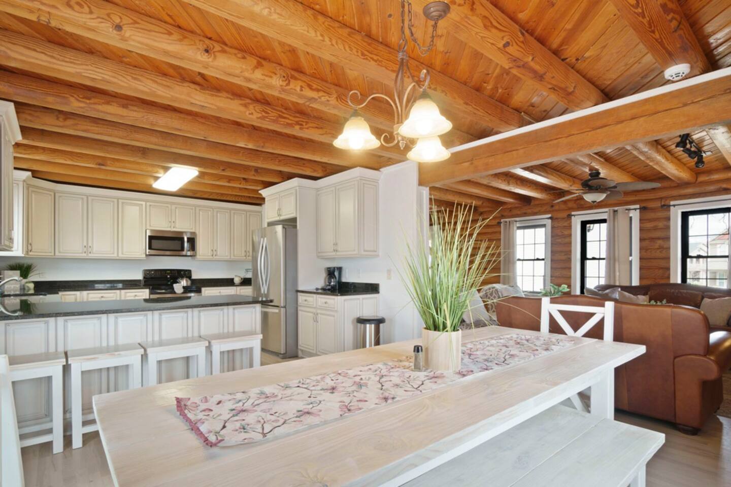 Renovated 5BR/3BA Cabin w/ Rec Room