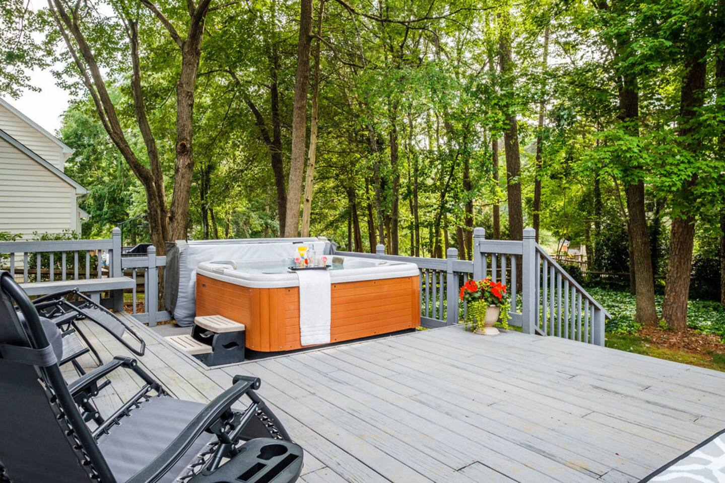 Hot tub / Suburban / Comfy