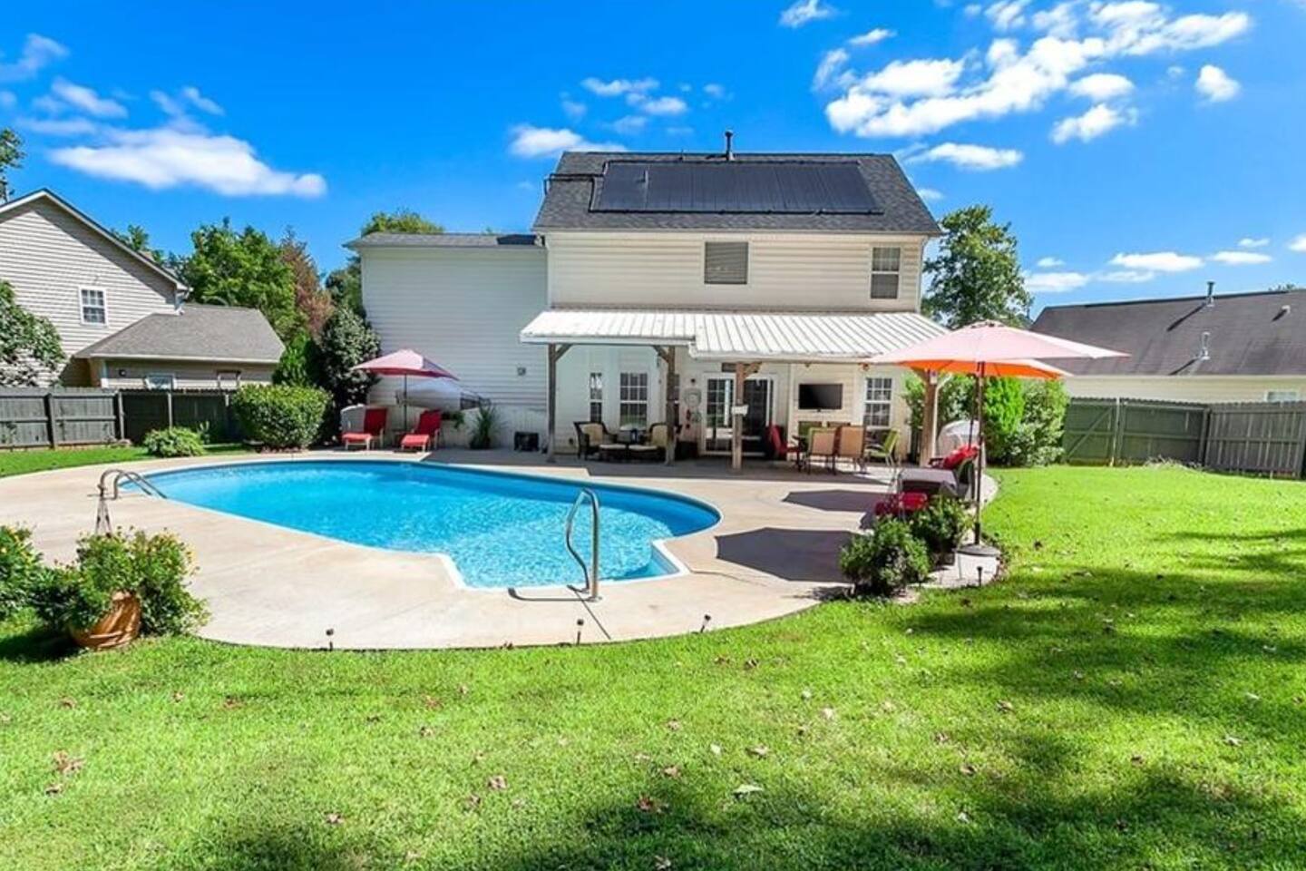 Pool is Open! 4BR Retreat • Gameroom • Sleeps 12