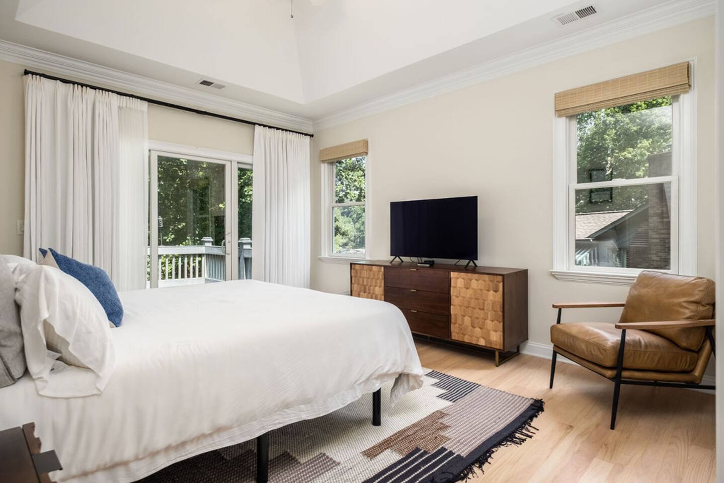 Blissful Lake Views + Hot Tub + Pool Table