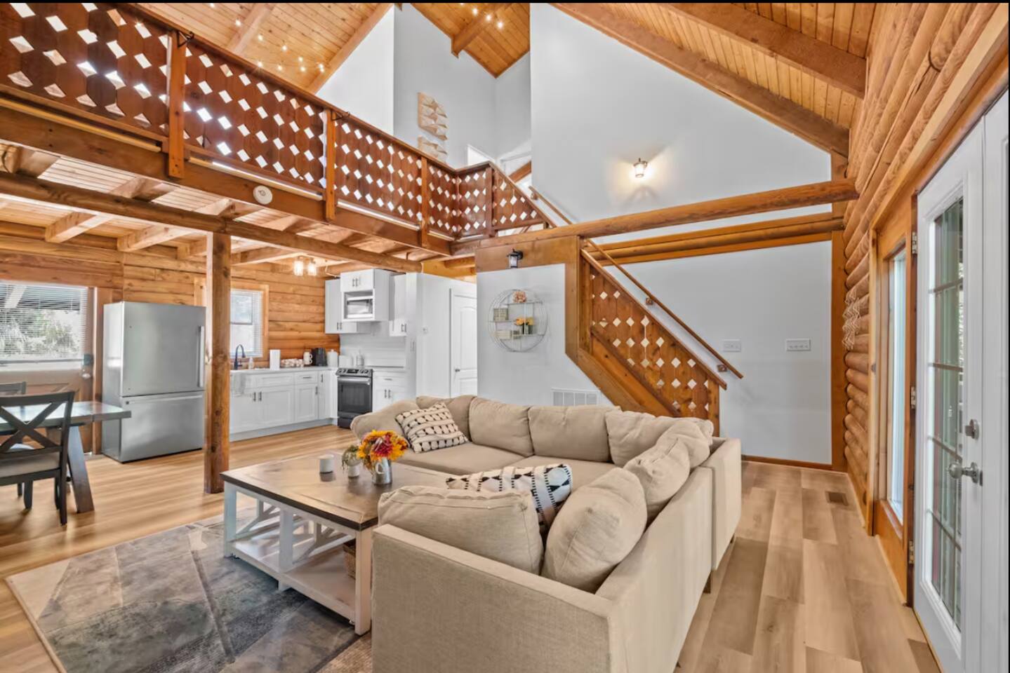 The Big Smokey cabin w/game room & HOT TUB