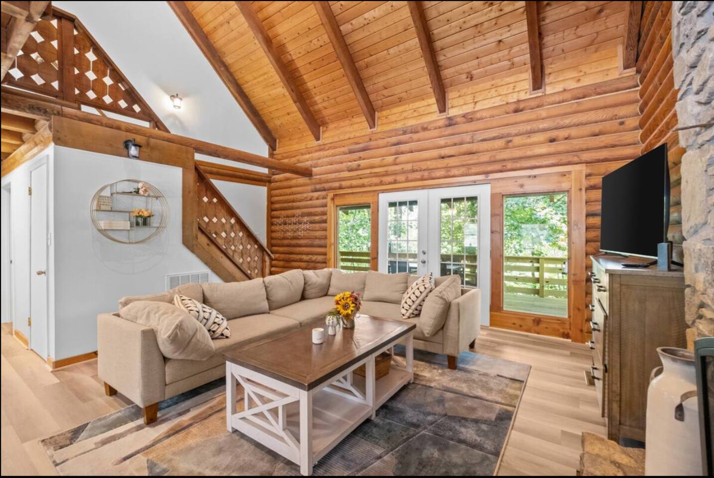 The Big Smokey cabin w/game room & HOT TUB