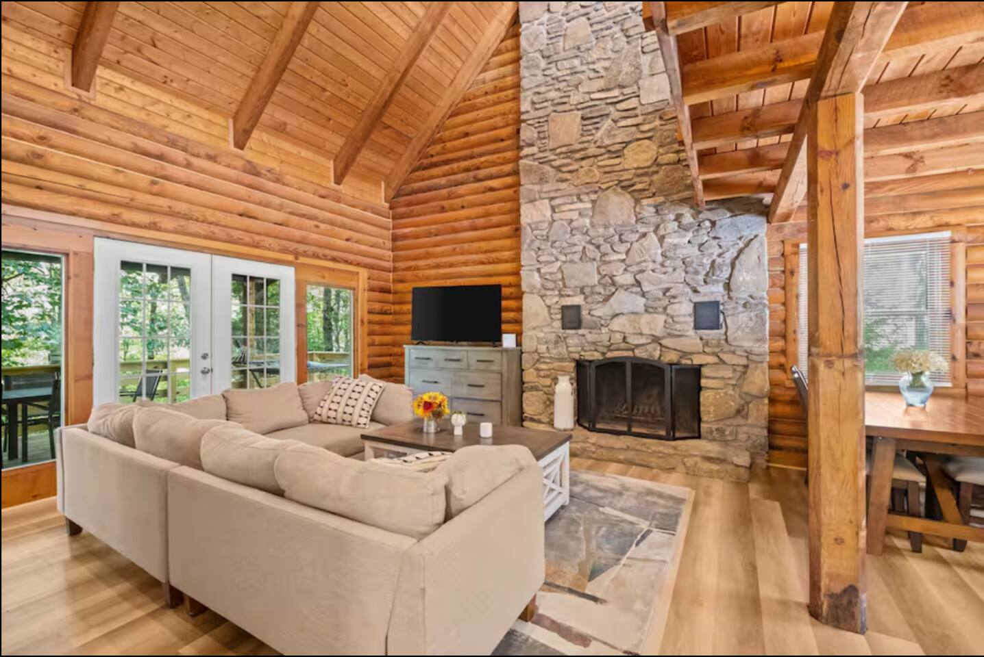 The Big Smokey cabin w/game room & HOT TUB