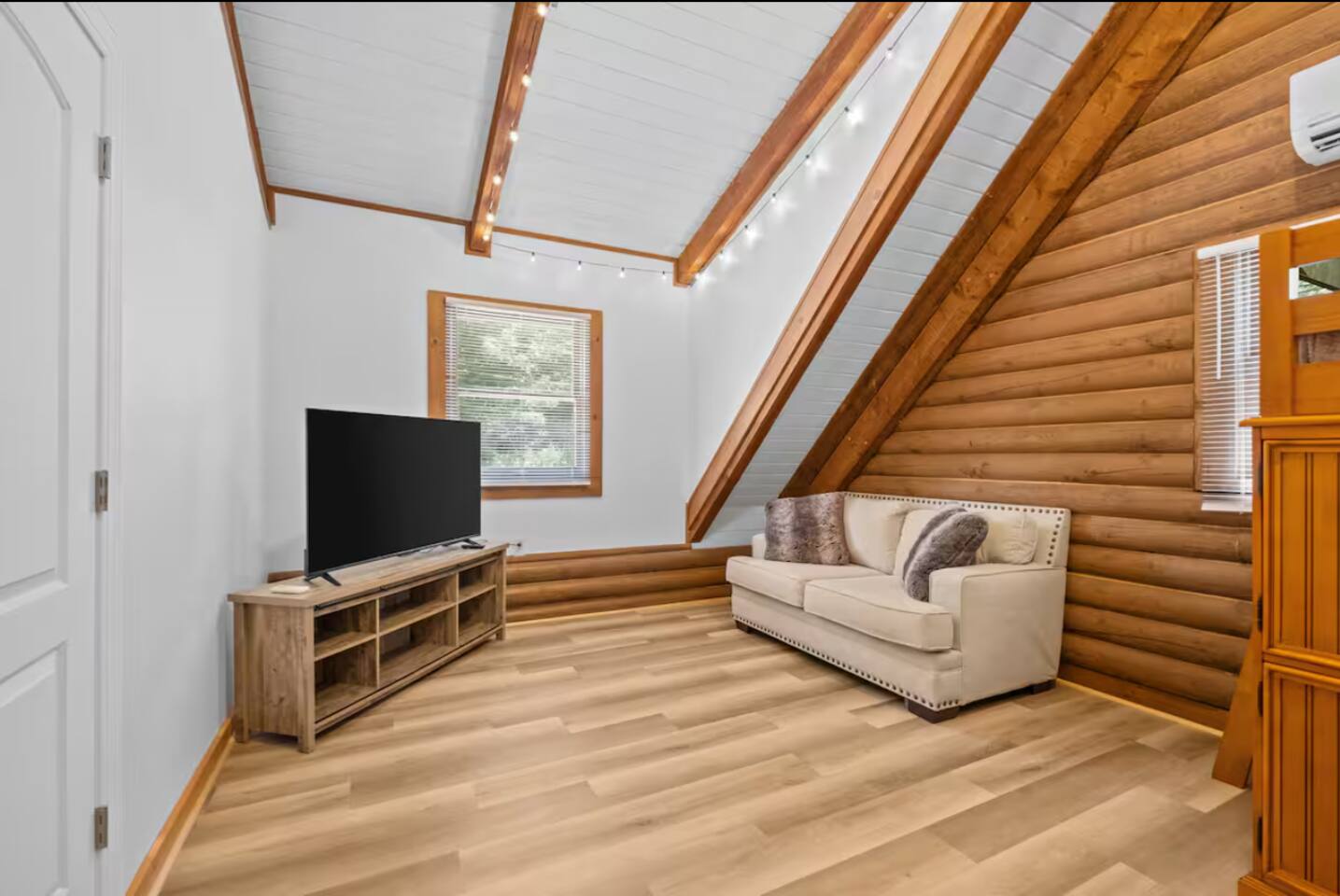 The Big Smokey cabin w/game room & HOT TUB