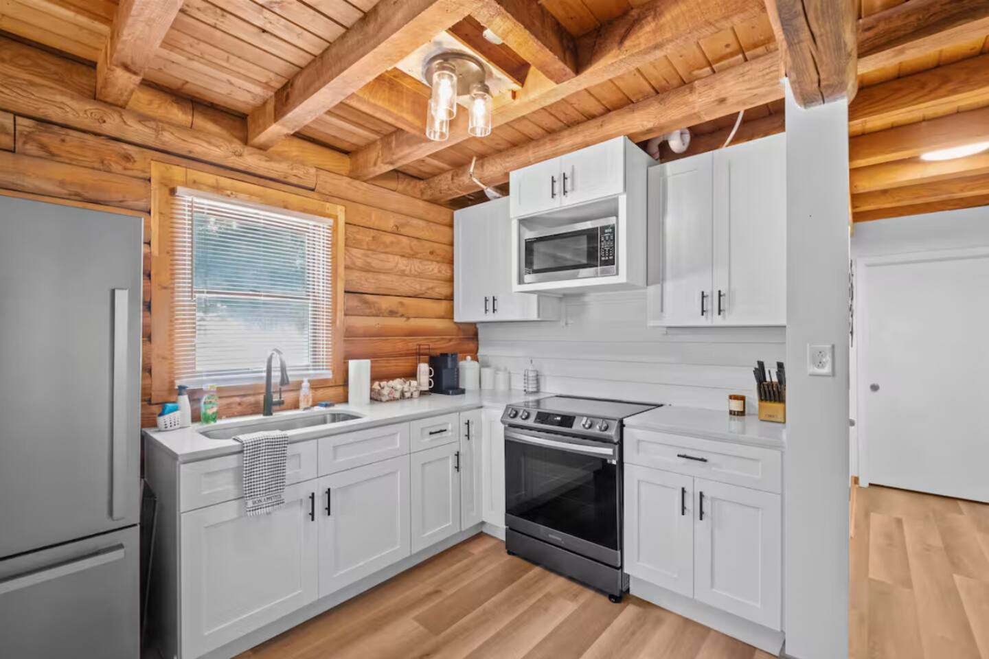 The Big Smokey cabin w/game room & HOT TUB