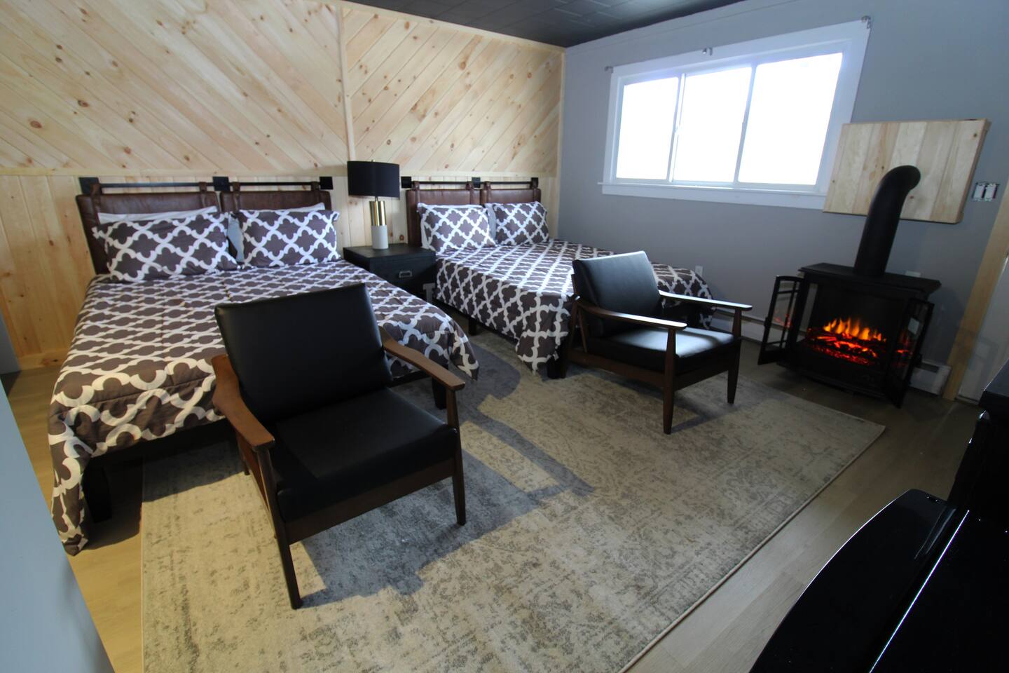 Perfect Lodge /w Gameroom Center of Hunter MT 9