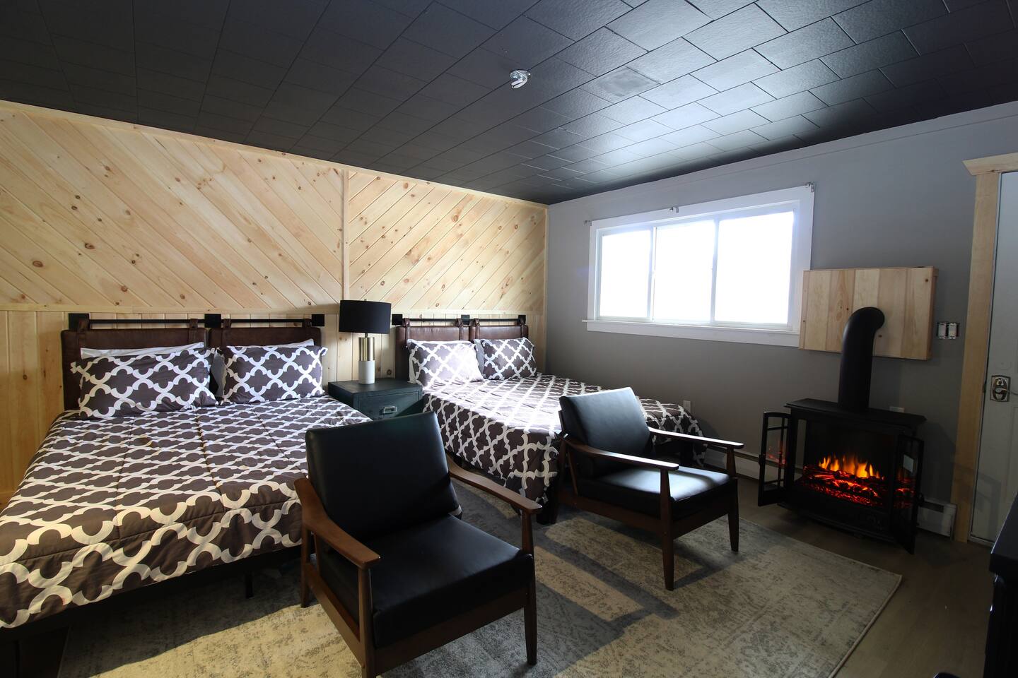 Perfect Lodge /w Gameroom Center of Hunter MT 9