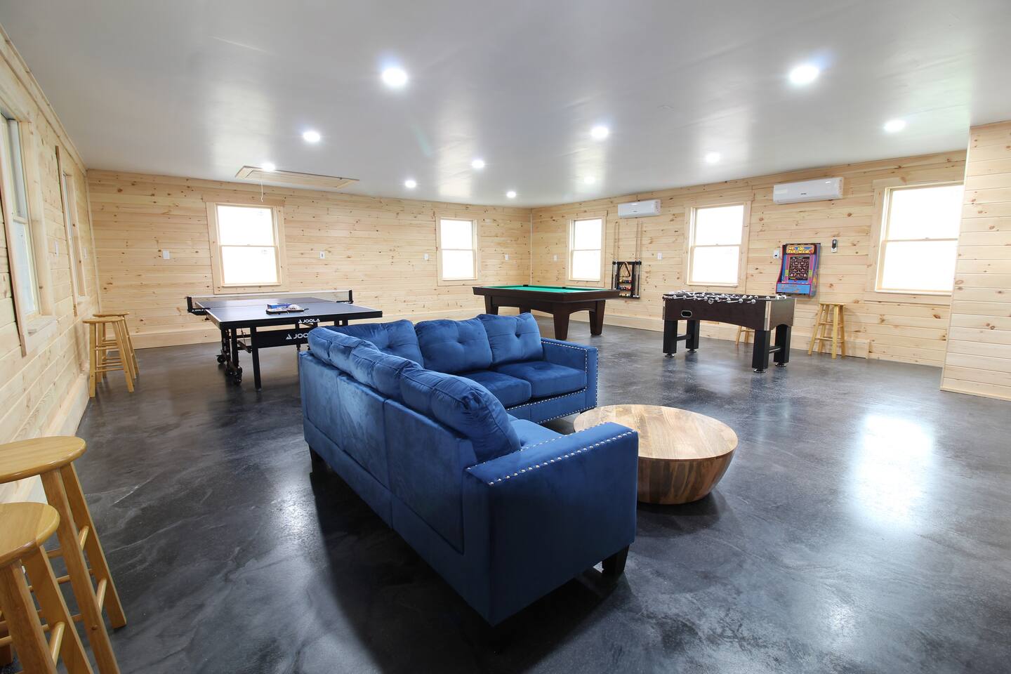 Perfect Lodge /w Gameroom Center of Hunter MT 9
