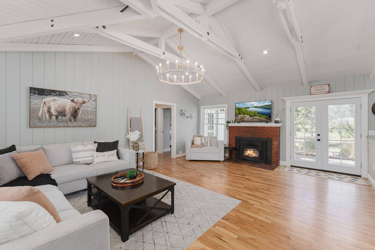 Luxury Riverfront Escape- 
Hot tub & Fire Pit