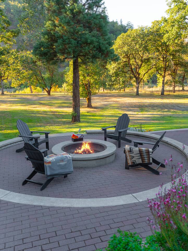 Luxury Riverfront Escape- 
Hot tub & Fire Pit — Roseburg — vacation rental