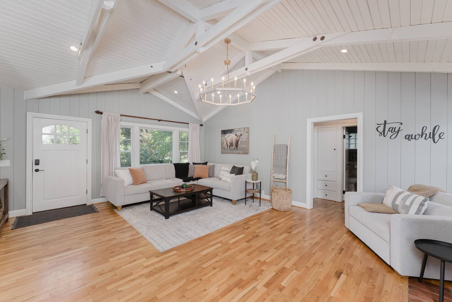 Luxury Riverfront Escape- 
Hot tub & Fire Pit