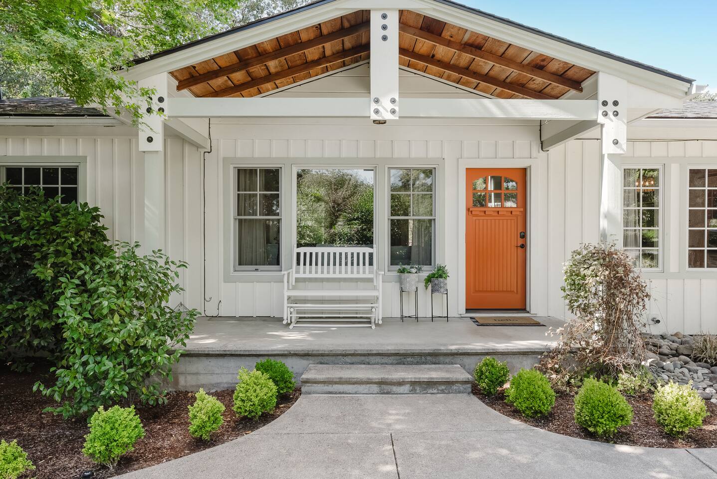 Luxury Riverfront Escape- 
Hot tub & Fire Pit