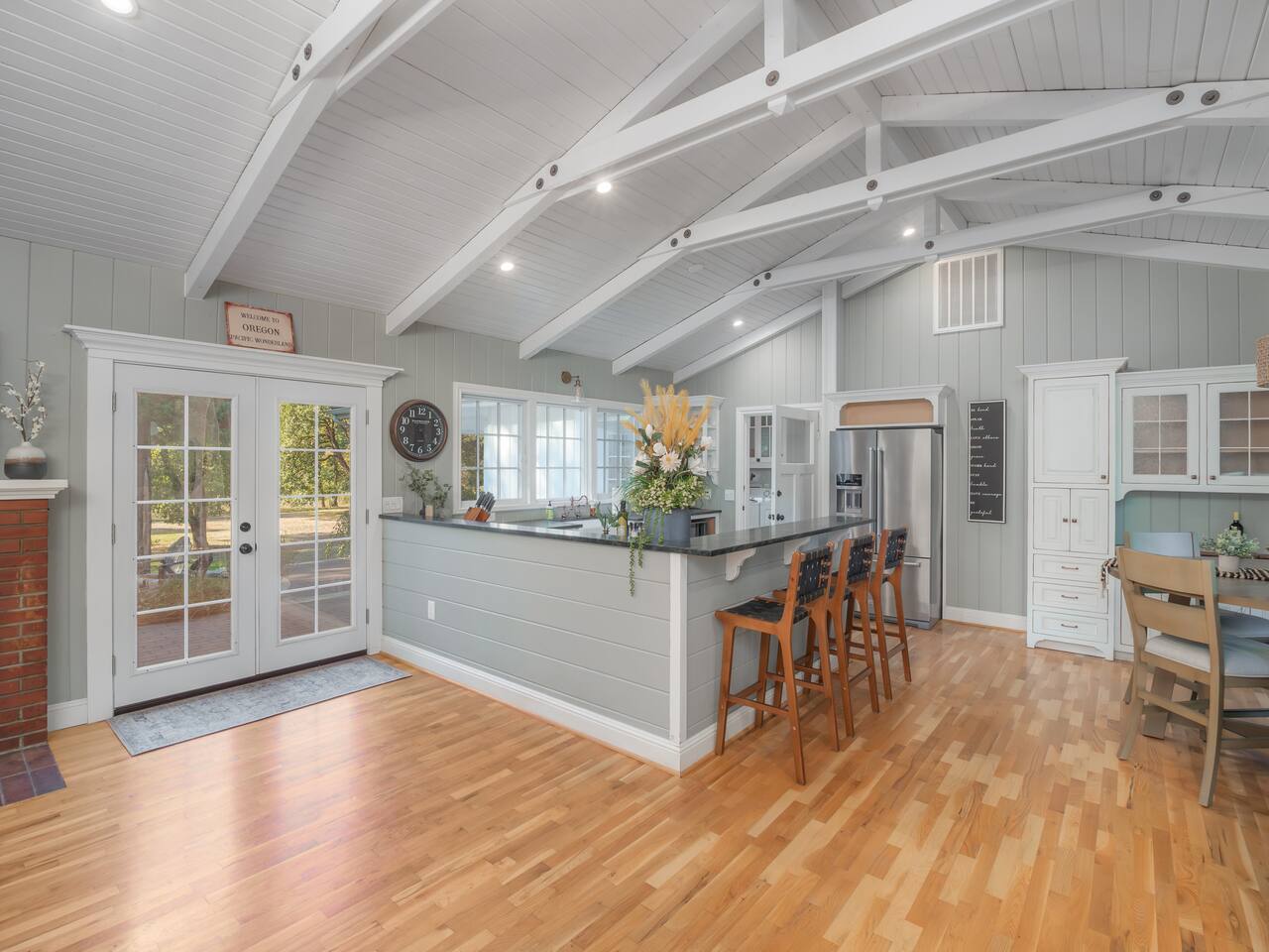 Luxury Riverfront Escape- 
Hot tub & Fire Pit
