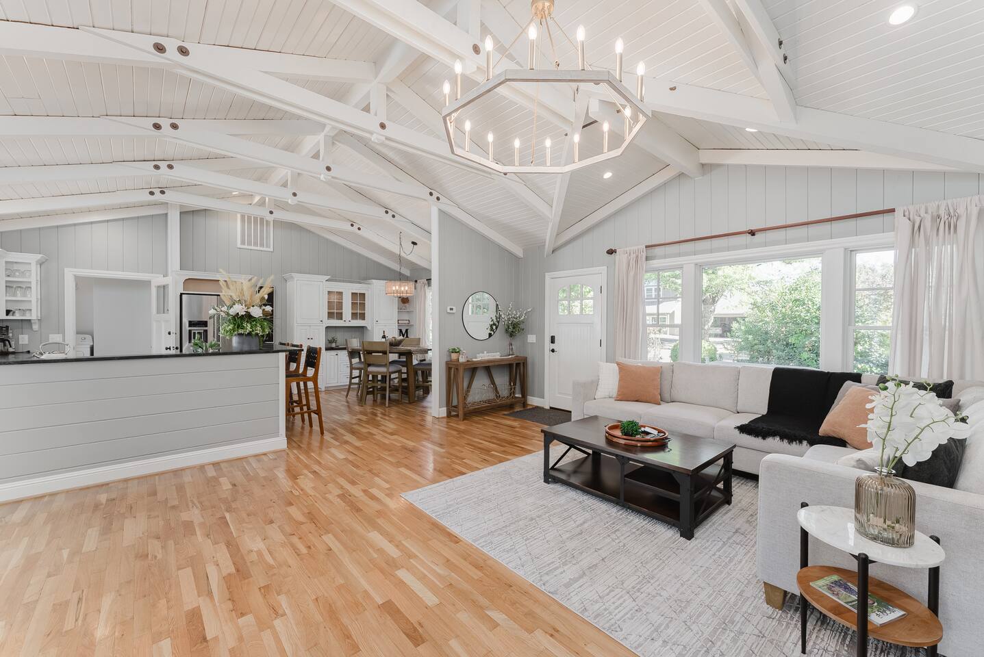Luxury Riverfront Escape- 
Hot tub & Fire Pit