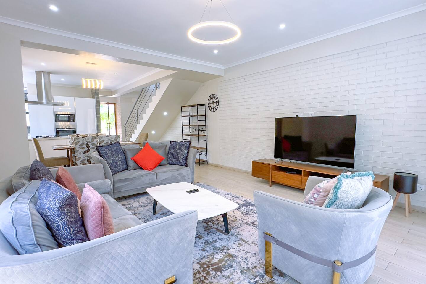 Lovely 3 bedrooms unit with Pool and Gym (Sitari)