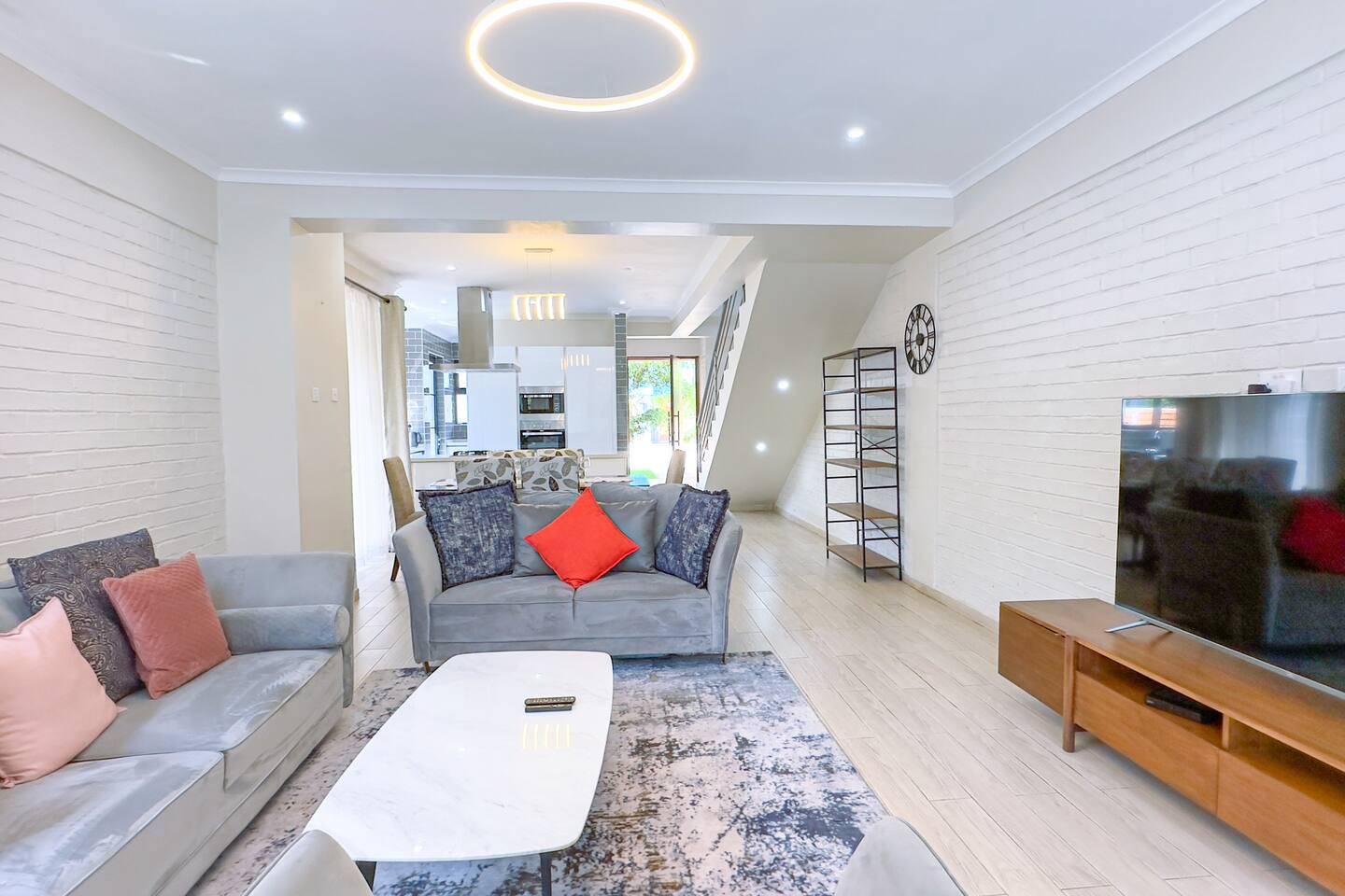 Lovely 3 bedrooms unit with Pool and Gym (Sitari)