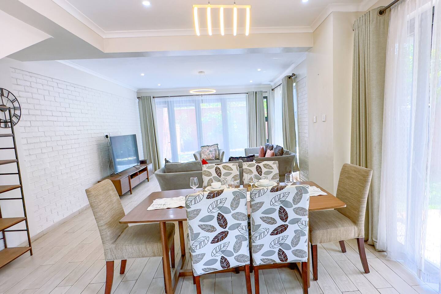 Lovely 3 bedrooms unit with Pool and Gym (Sitari)