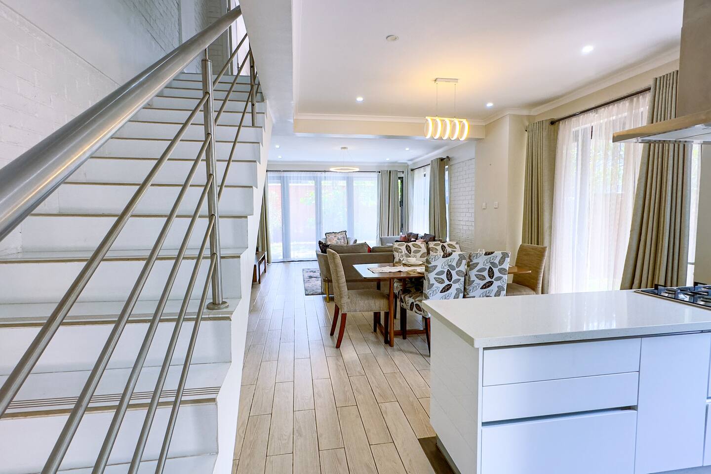 Lovely 3 bedrooms unit with Pool and Gym (Sitari)