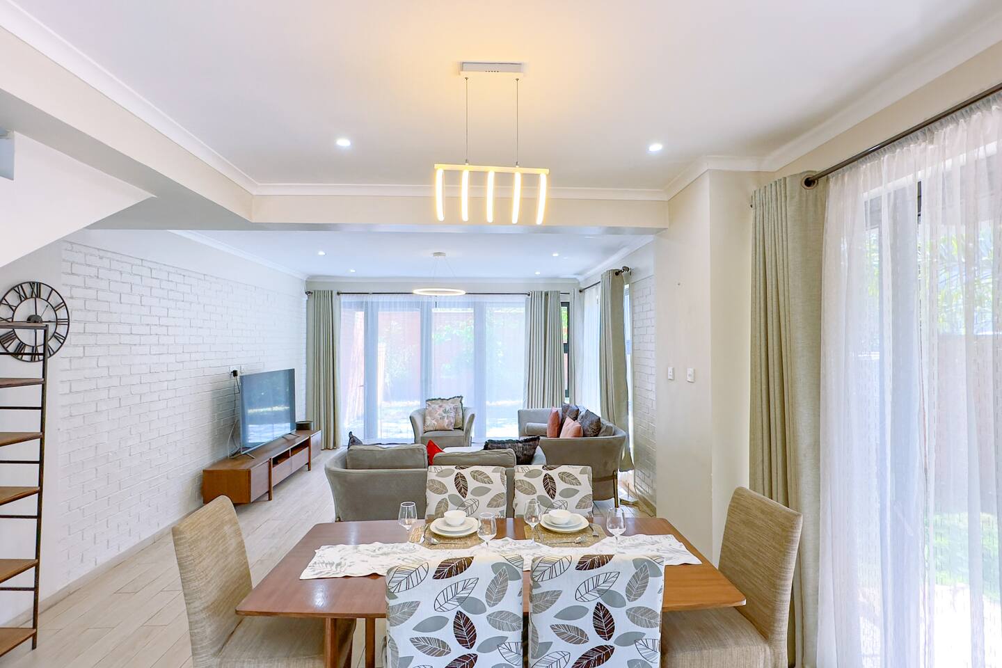 Lovely 3 bedrooms unit with Pool and Gym (Sitari)