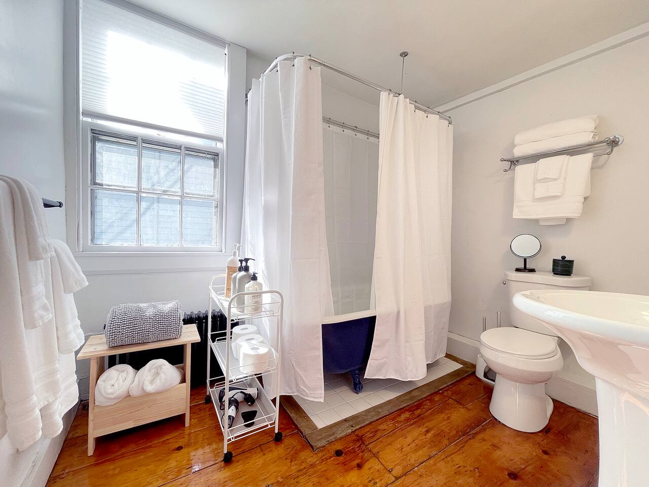 Antique Home in Old Town-Ocean Peeks-Clawfoot Tub