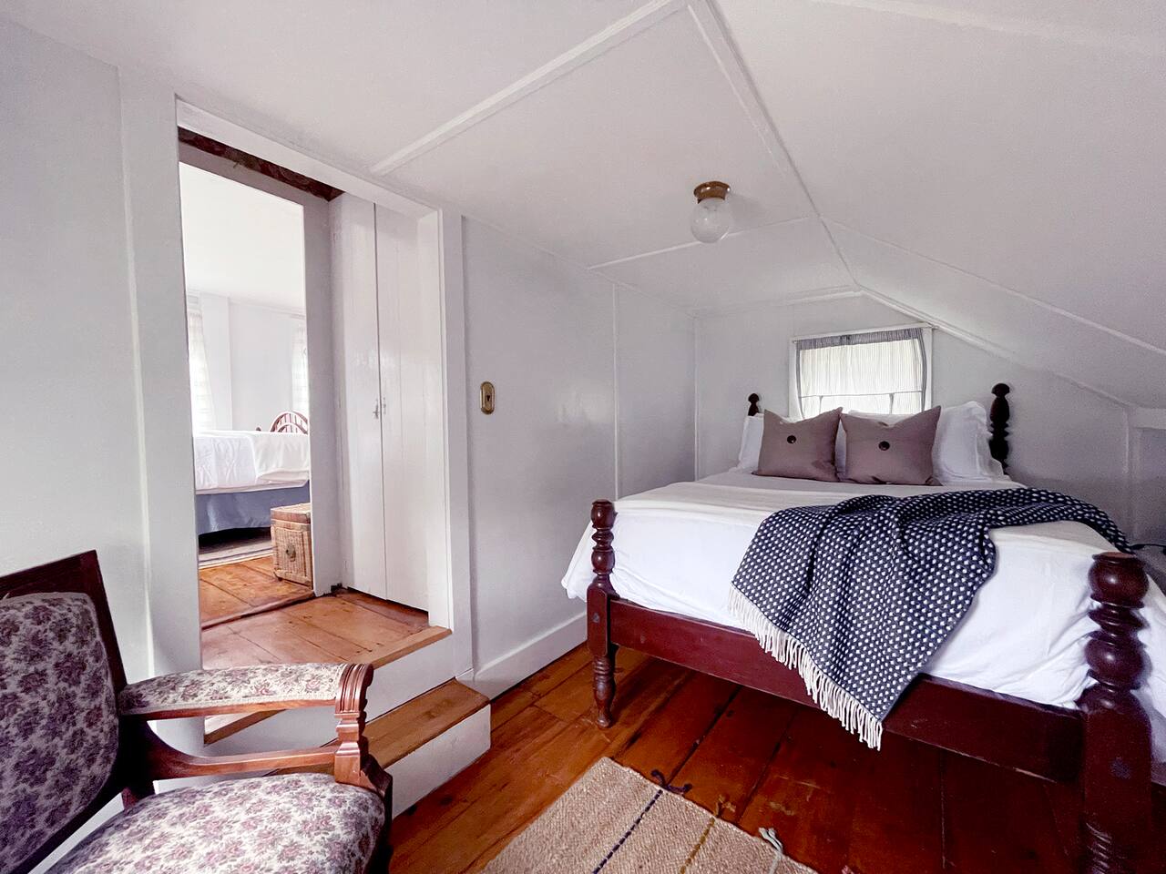 Antique Home in Old Town-Ocean Peeks-Clawfoot Tub