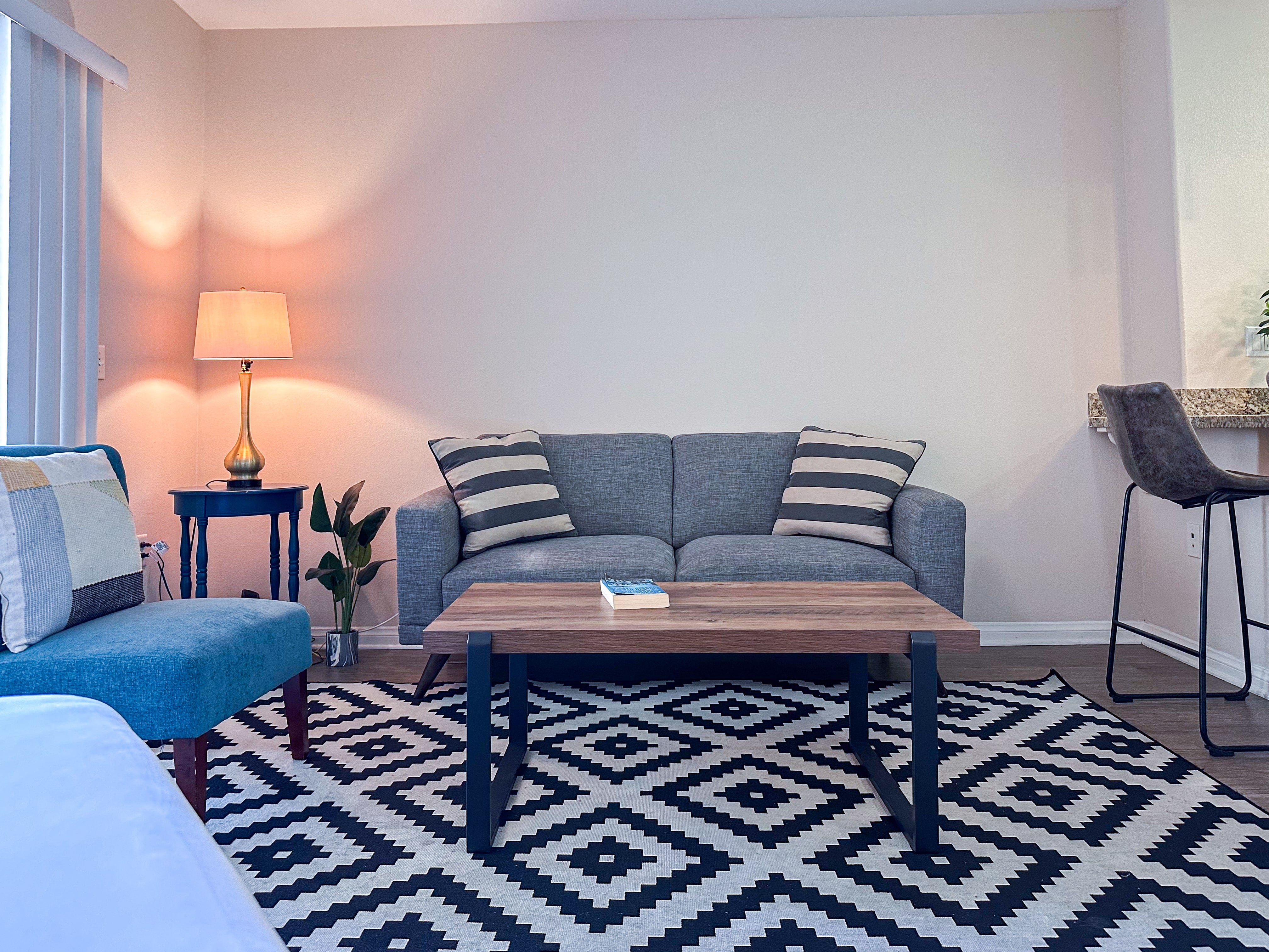 Suite, Miracle Mile, 90036