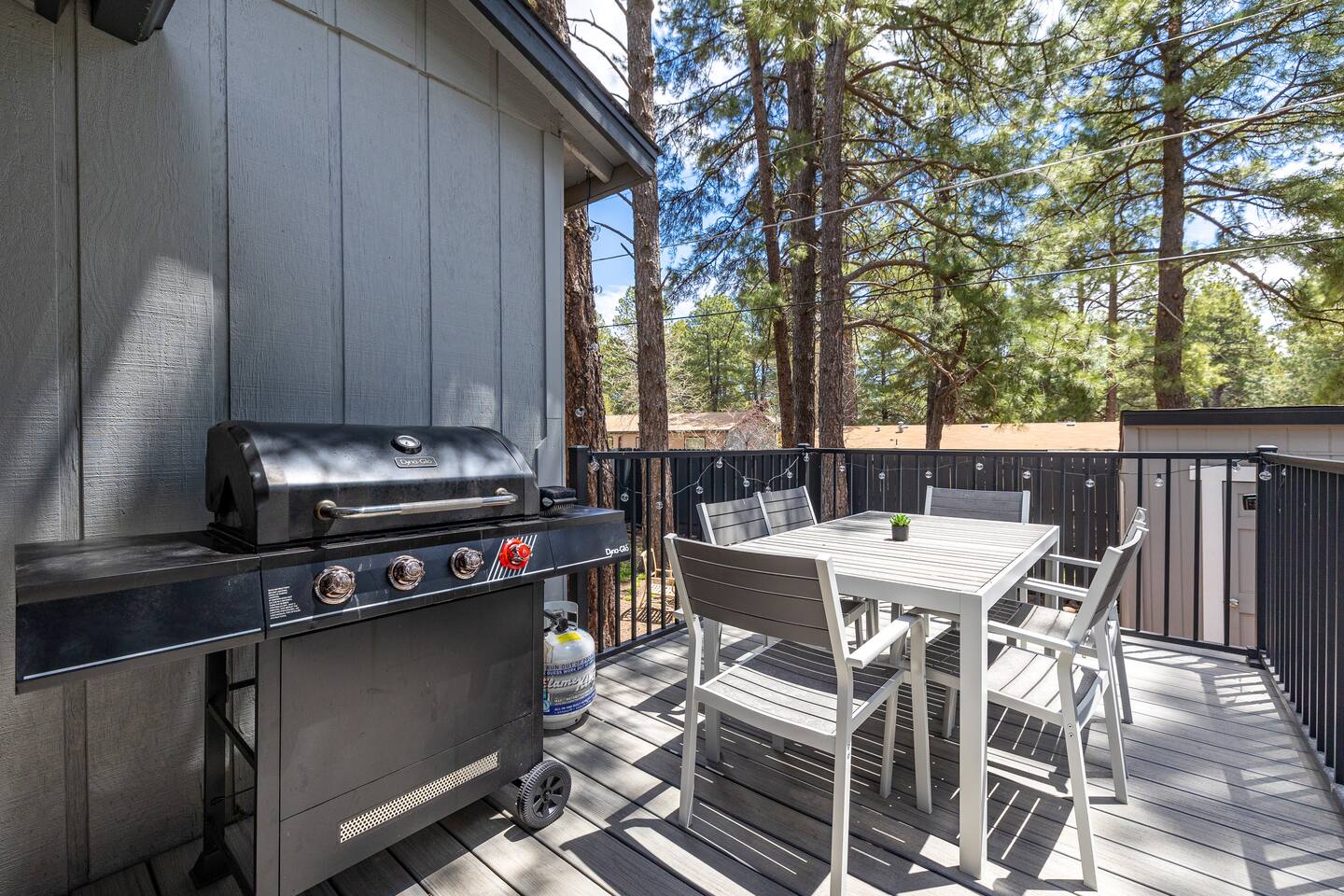 Wooded Oasis, Hot Tub, Fenced Yard, Chic Design