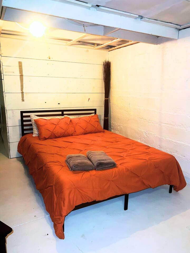 Sleeps 14 • Fenced Yard • 10 min to Louisville