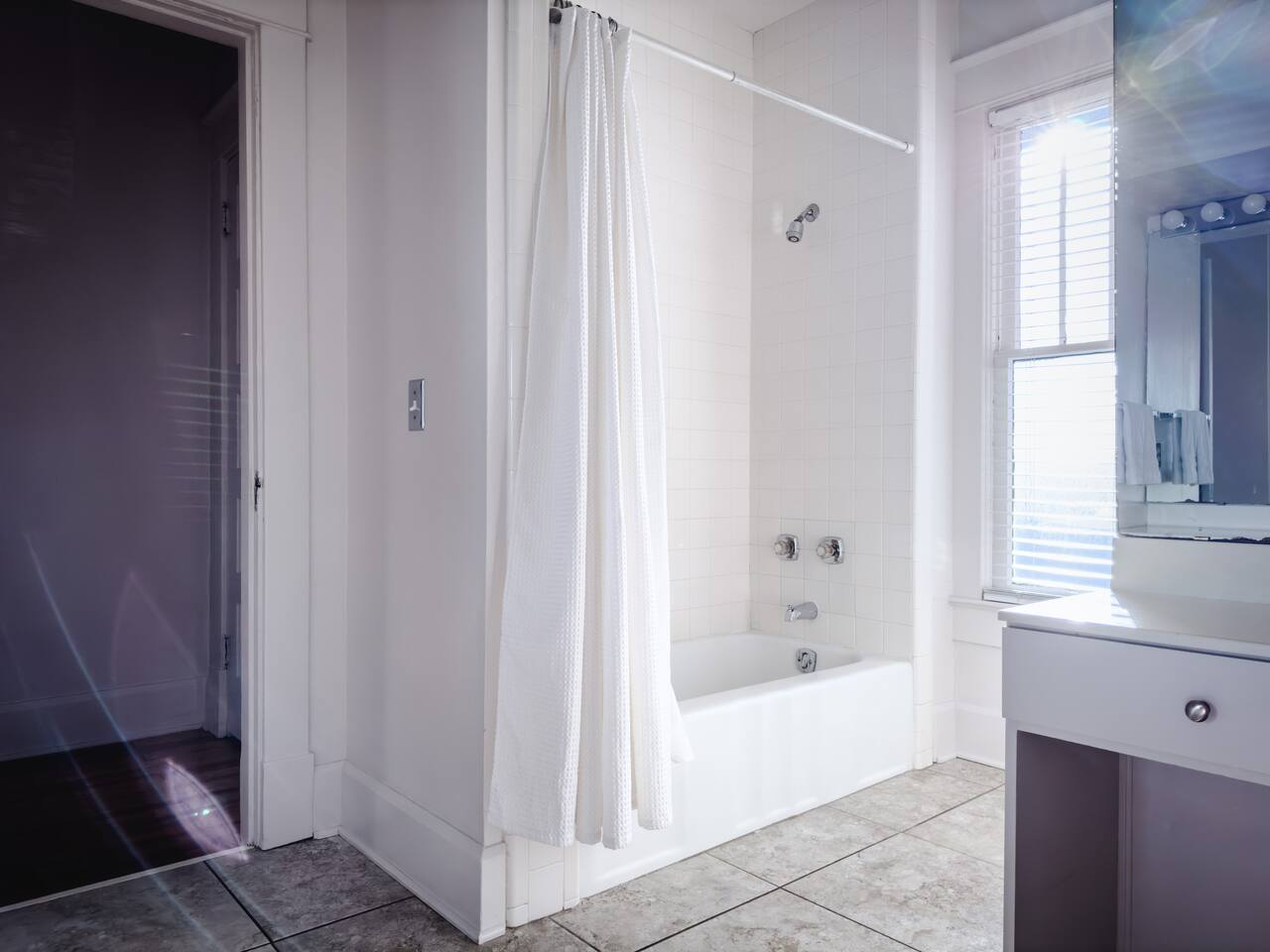 Sleeps 14 • Fenced Yard • 10 min to Louisville