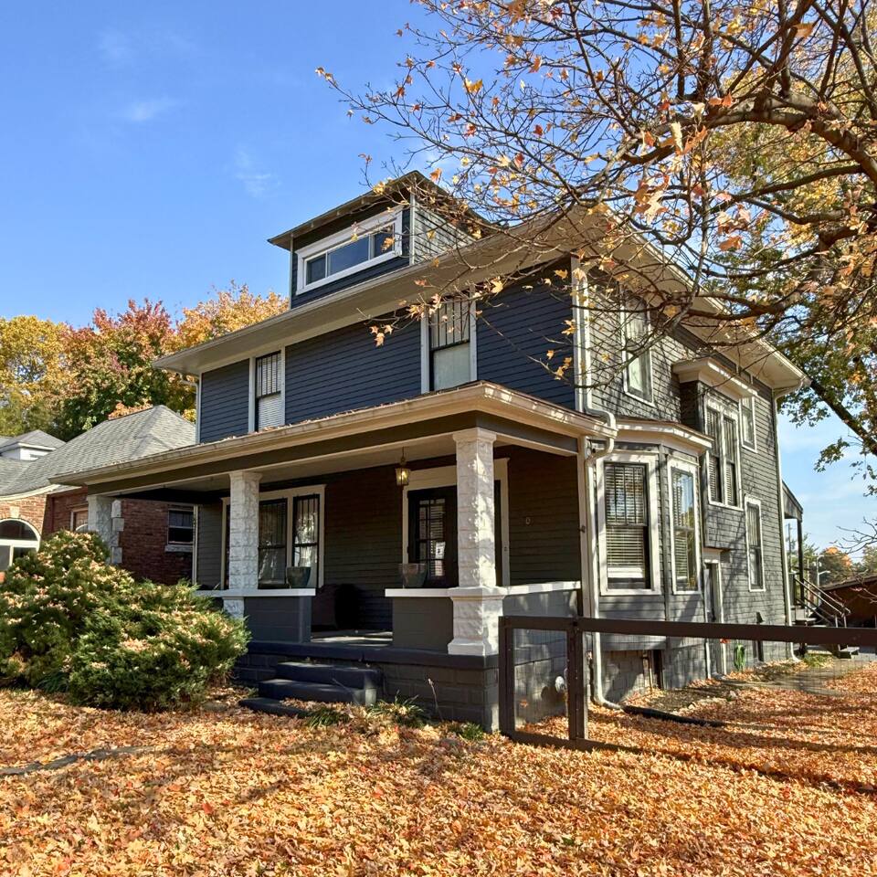 Sleeps 14 • Fenced Yard • 10 min to Louisville — New Albany — vacation rental