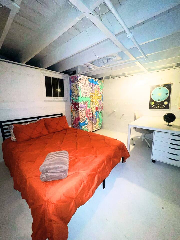 Sleeps 14 • Fenced Yard • 10 min to Louisville