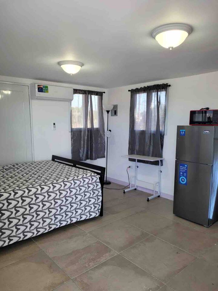 Cozy Studio with Balcony, 15 mins walk to Beach