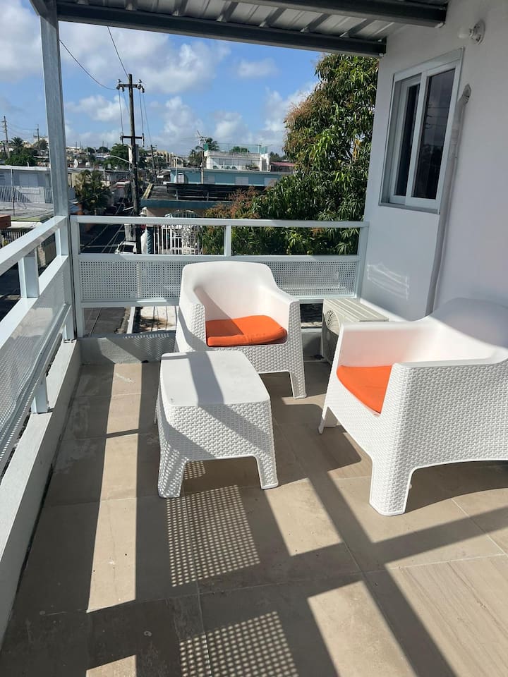 Cozy Studio with Balcony, 15 mins walk to Beach