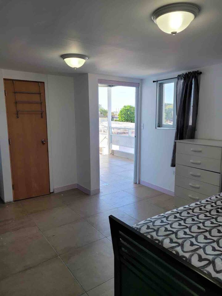 Cozy Studio with Balcony, 15 mins walk to Beach