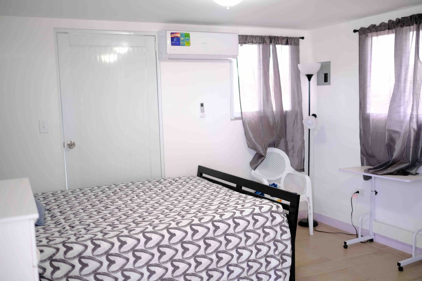 Cozy Studio with Balcony, 15 mins walk to Beach