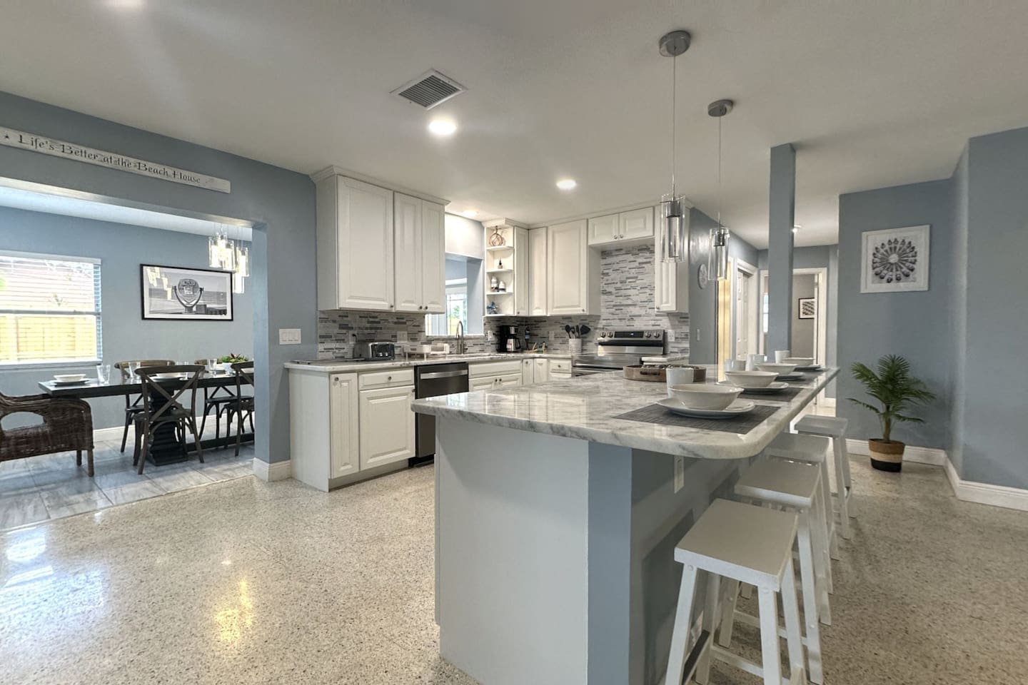 HEATED POOL-BBQ-CORNHOLE GAME-NEAR BEACH/WATER PARK/DOWNTOWN/LAKE/PINELLAS TRAIL