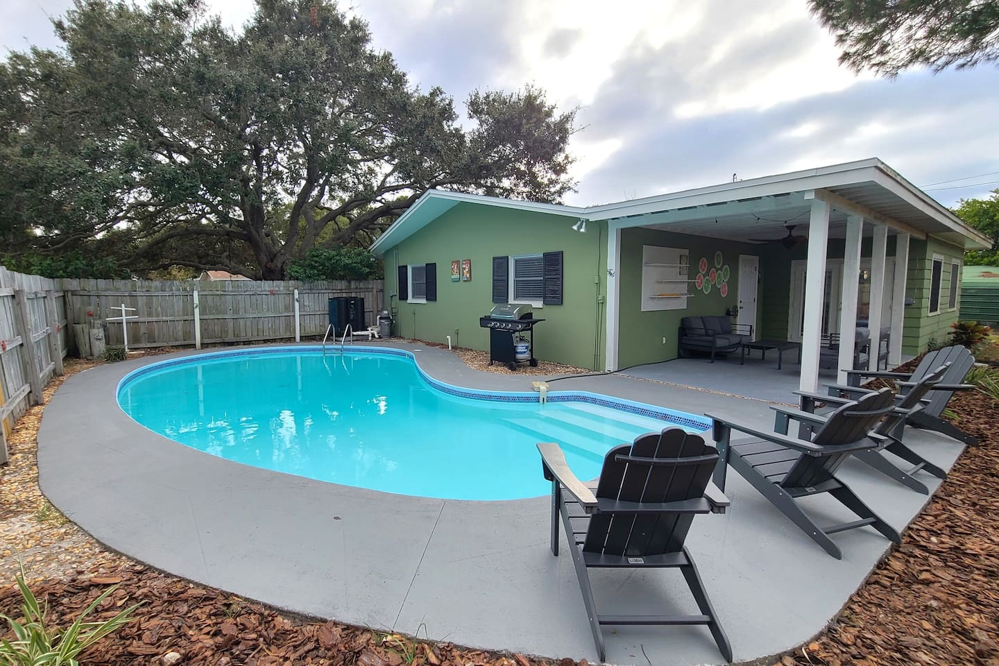 HEATED POOL-BBQ-CORNHOLE GAME-NEAR BEACH/WATER PARK/DOWNTOWN/LAKE/PINELLAS TRAIL