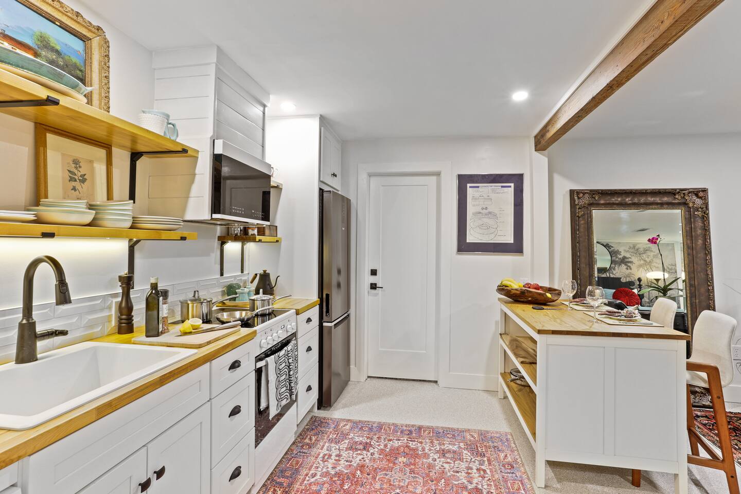 The Lilly- Enchanting Downtown Studio