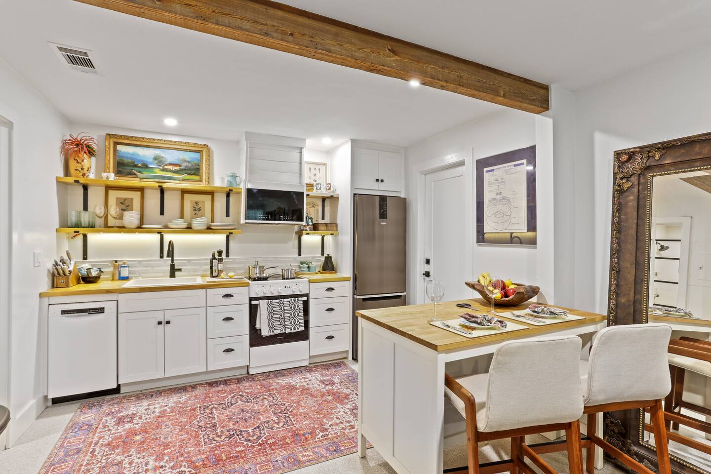 The Lilly- Enchanting Downtown Studio