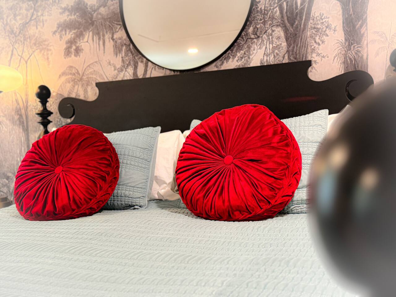 The Lilly- Enchanting Downtown Studio