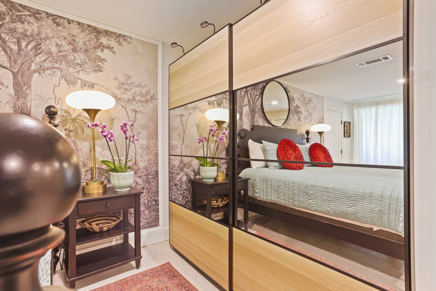 The Lilly- Enchanting Downtown Studio