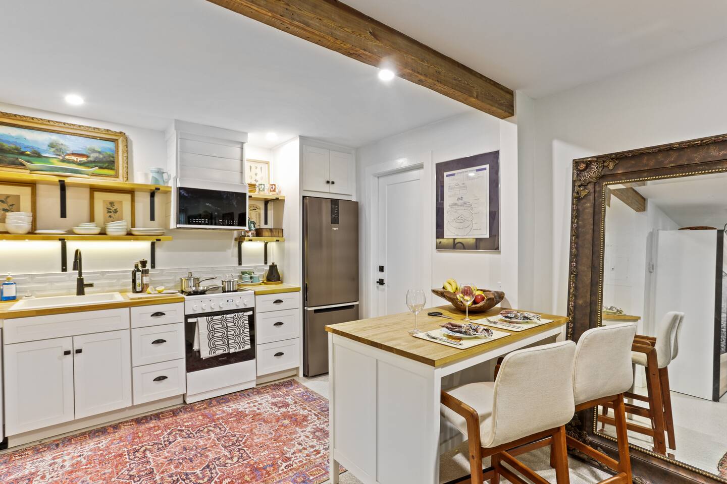 The Lilly- Enchanting Downtown Studio