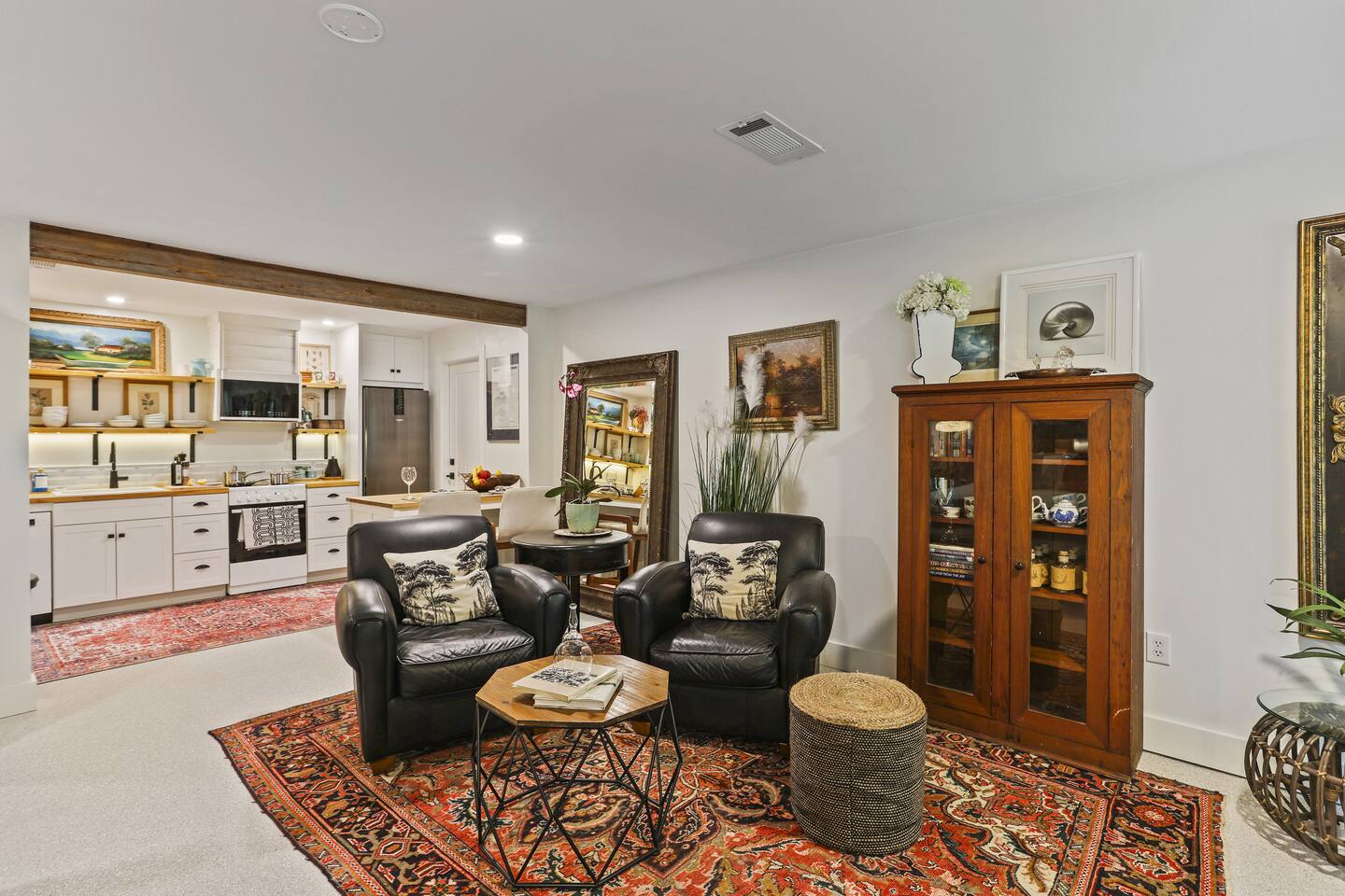 The Lilly- Enchanting Downtown Studio