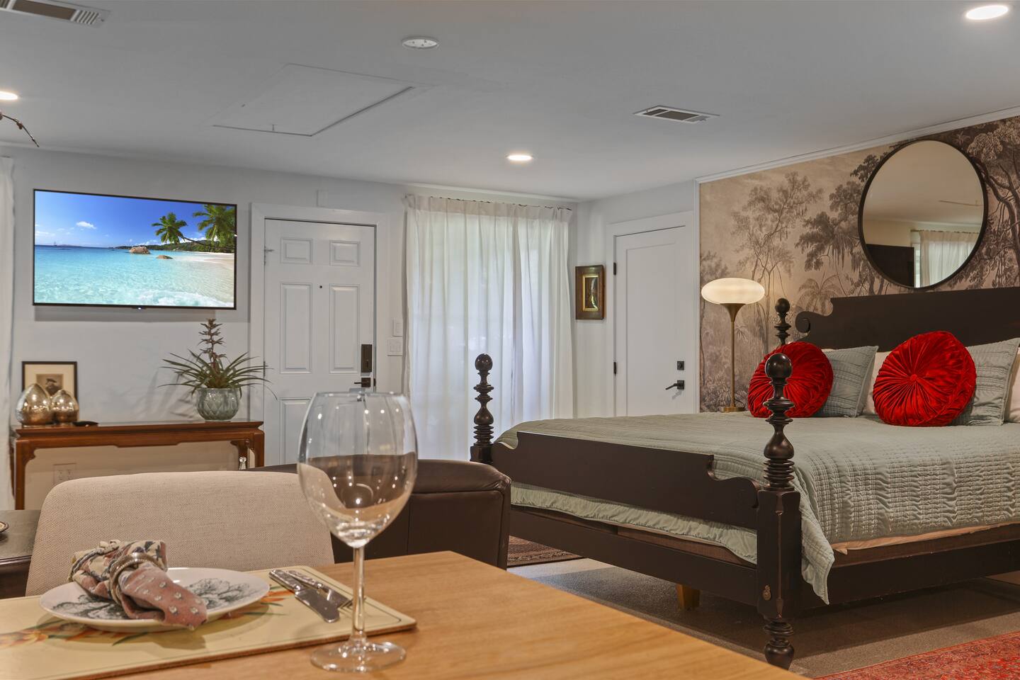 The Lilly- Enchanting Downtown Studio