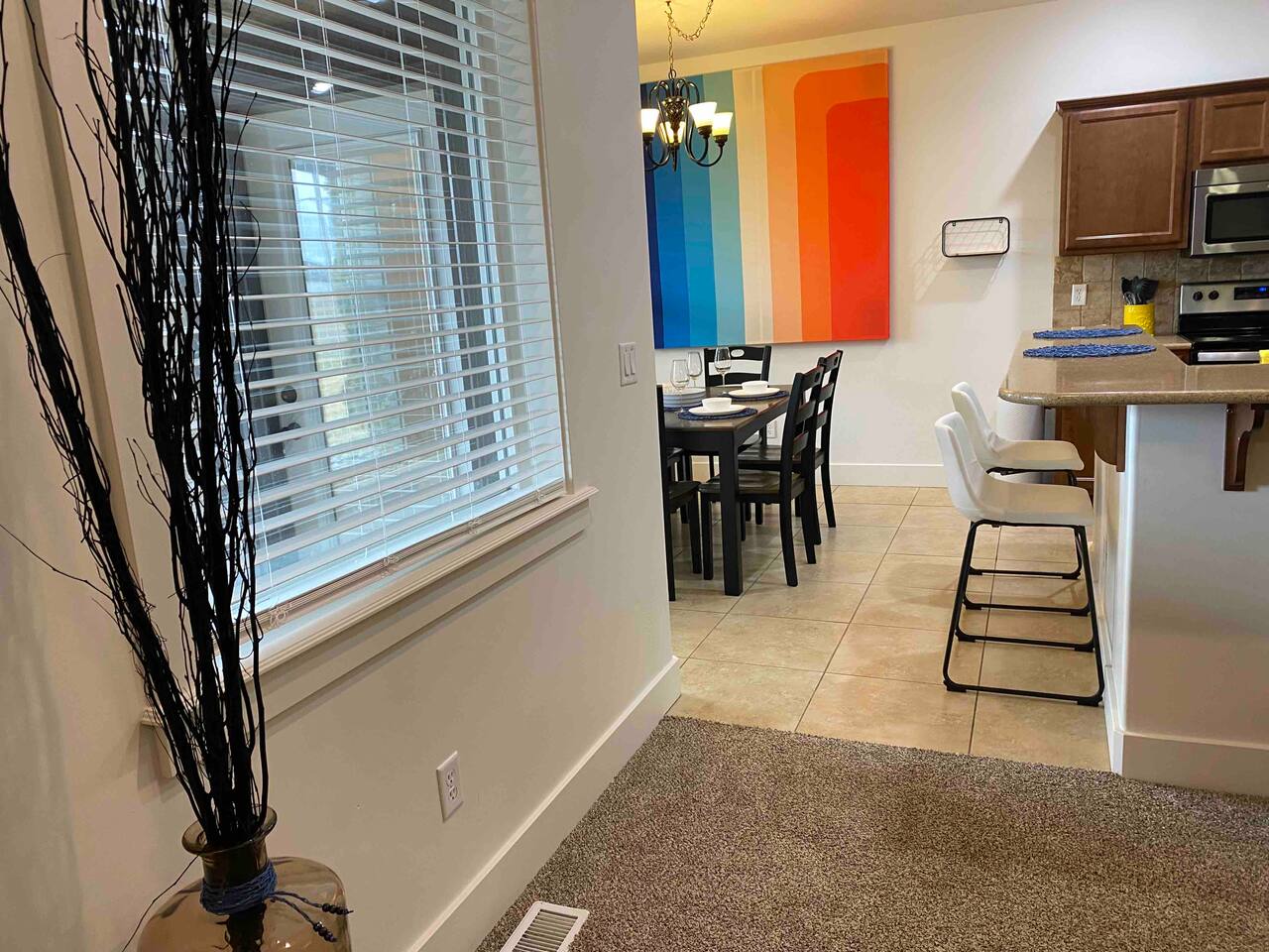 TJ Rancher home/king bed/2.5 bath/Private backyard