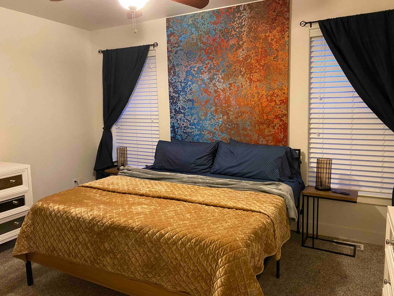 TJ Rancher home/king bed/2.5 bath/Private backyard