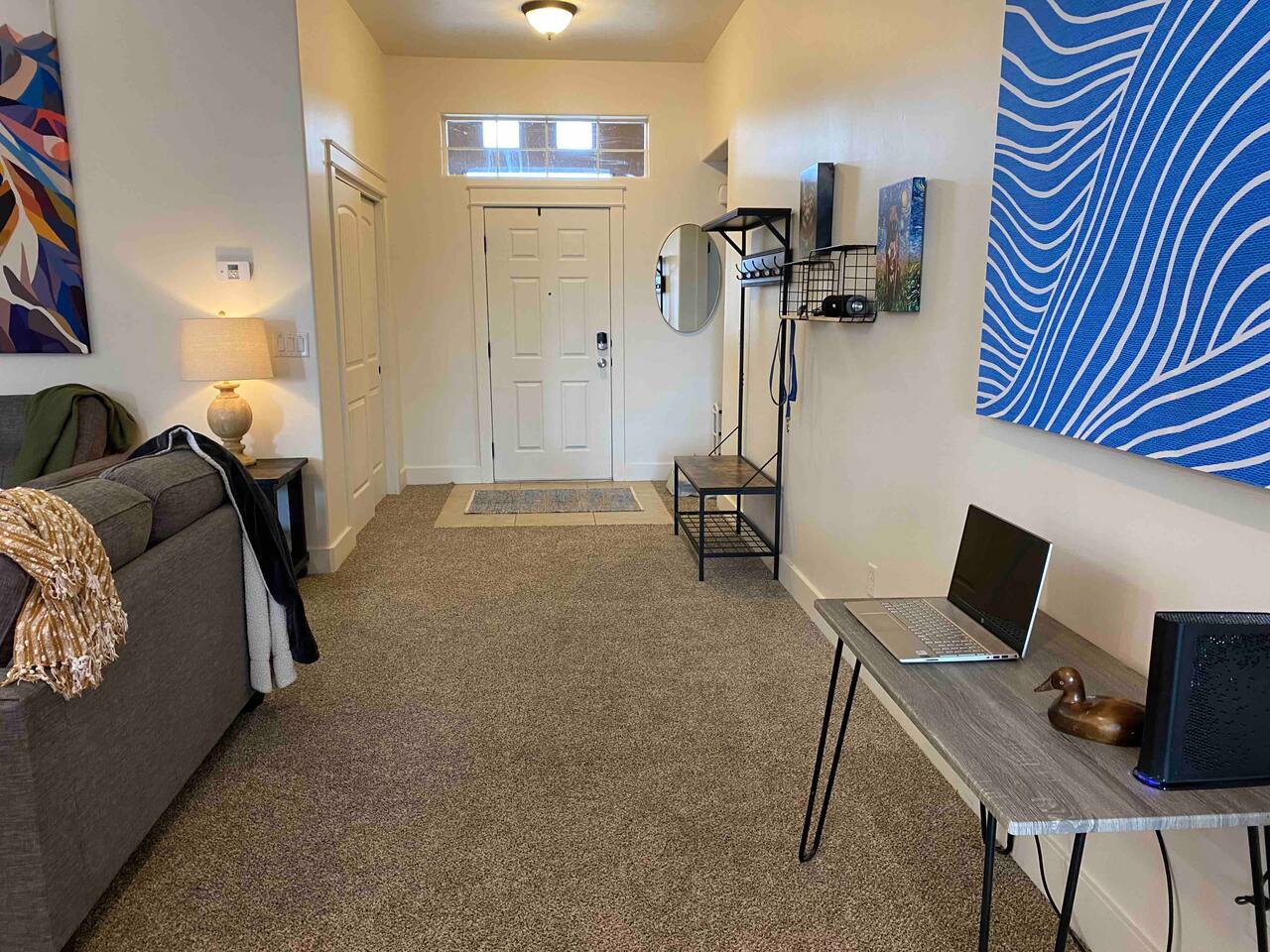 TJ Rancher home/king bed/2.5 bath/Private backyard