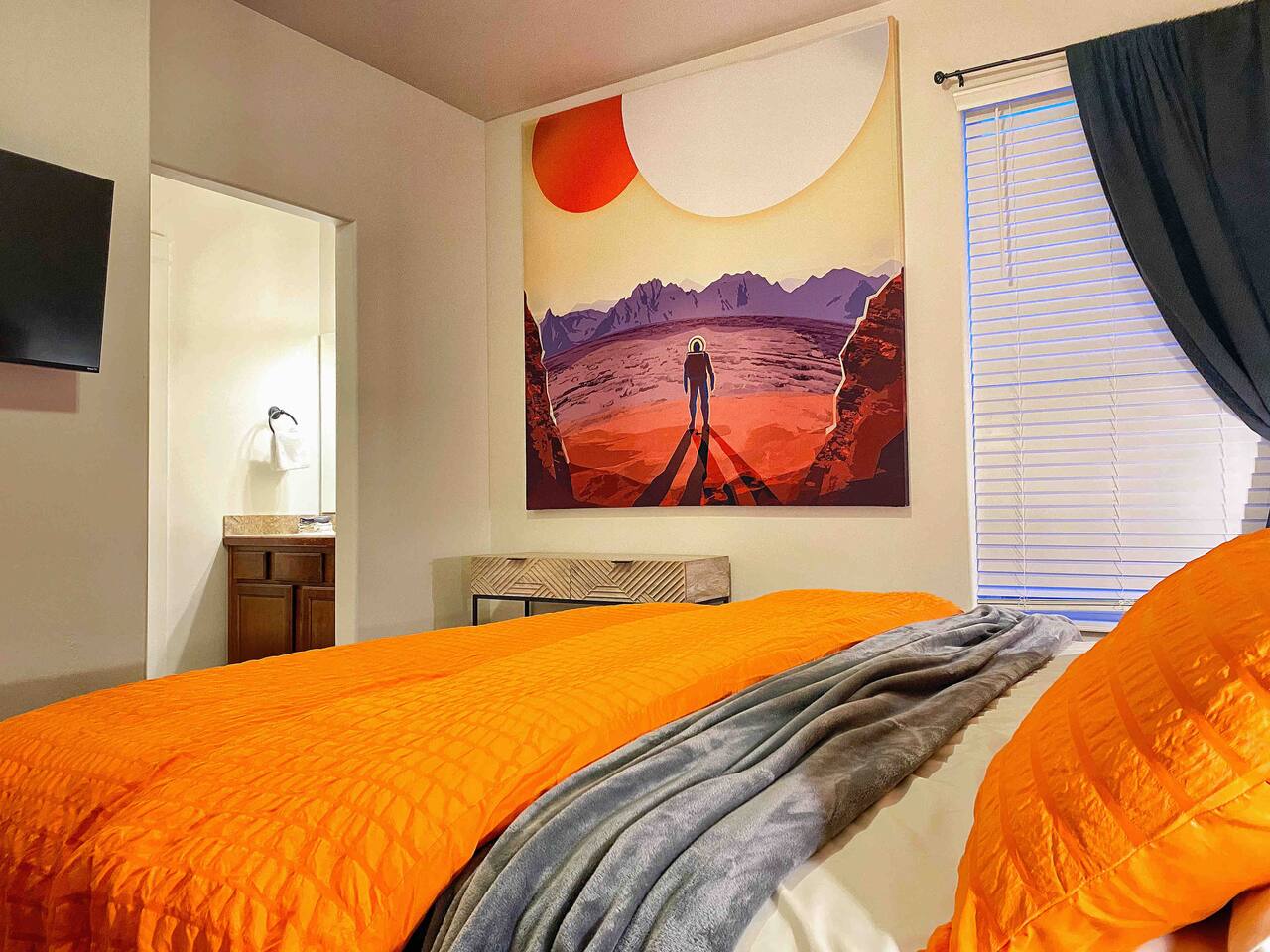 TJ Rancher home/king bed/2.5 bath/Private backyard